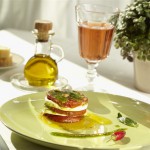 Tomates Mozzarella accompagnées d'une huile d'olive vierge extra